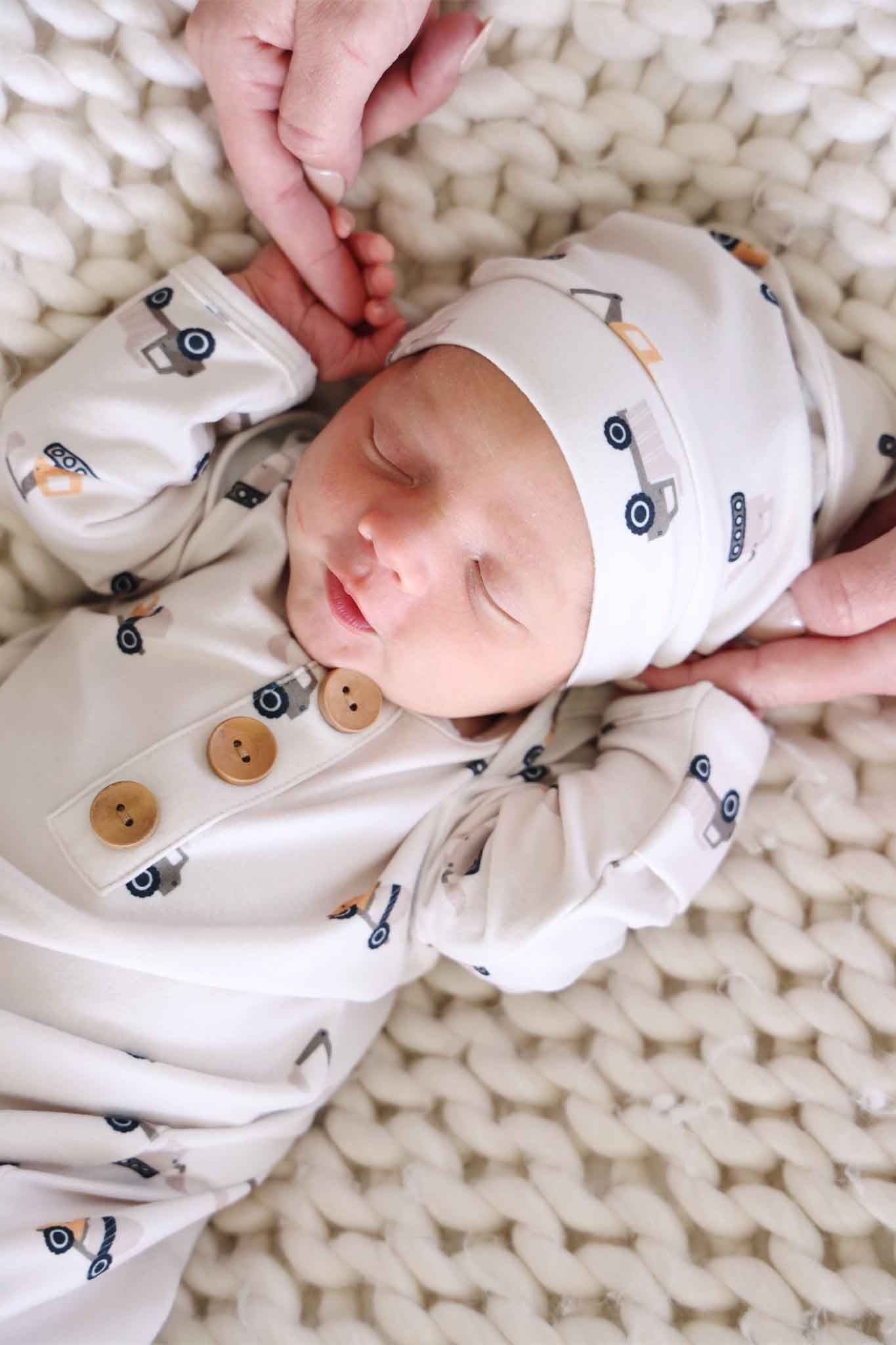 Newborn Baby Knot Gown & Hat Set | Little Builder